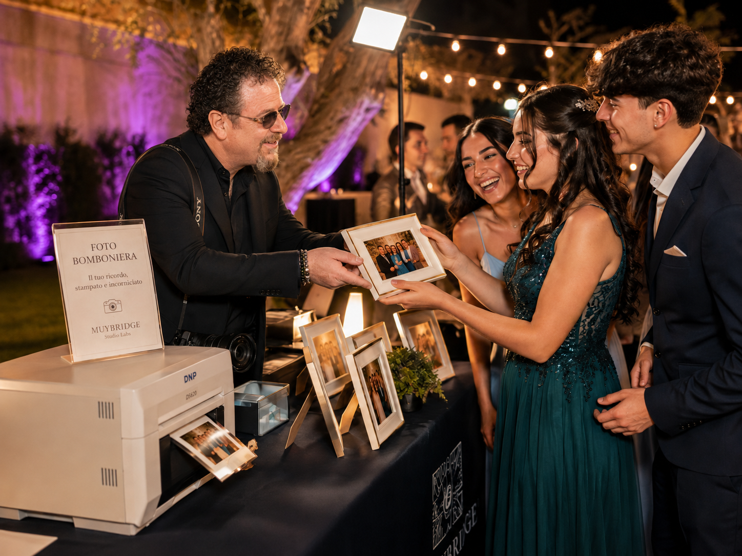 Fotografo consegna una FotoBomboniera stampata e incorniciata agli invitati durante un evento a Foggia